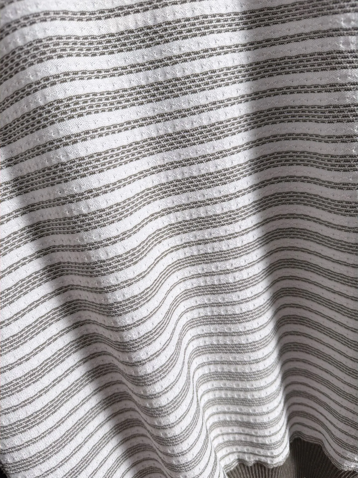 Shipping next day TR high quality - The Row 26ss New Arrival men's short-sleeved T-shirt. Like LP and BC, it belongs to the same old-money style top-notch light luxury brand. The New Arrival Original men's casual short-sleeved shirt is made of combed cotton yarn knitted imitation cotton fabric. Exclusive Premium custom-controlled raw materials. 14-needle precision knitting. The iconic waffle soul is woven. The three-dimensional texture flows with subtle light and shadow. Viewed from a distance, it is introverted. It shows when you touch it closely. It feels substantial when weighed. The upper body is also more textured than ordinary T-shirts. Fashionable Versatile Hot Sale. It is skin-friendly and comfortable to wear. Premium boutique. The upper body is made of Factory's fine workmanship. A must-have item for men. Complete with three standards. Sizes M-3XL